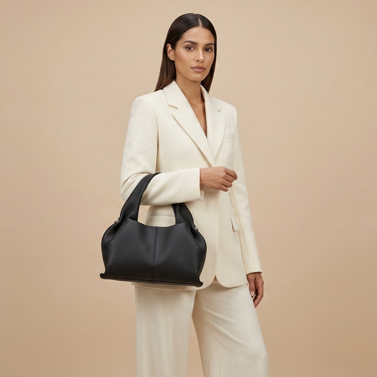 Sac Ondine en cuir grainé italien, détail du drapé – VALMONT