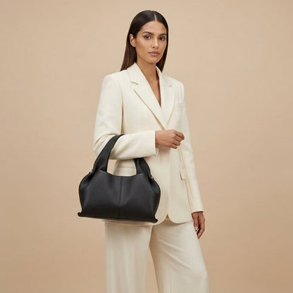 Sac Ondine en cuir grainé italien, détail du drapé – VALMONT