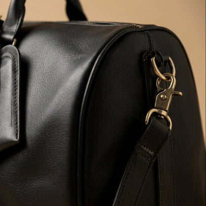 Sac Weekender VALMONT Cuir Pleine Fleur Noir, détail du cuir
